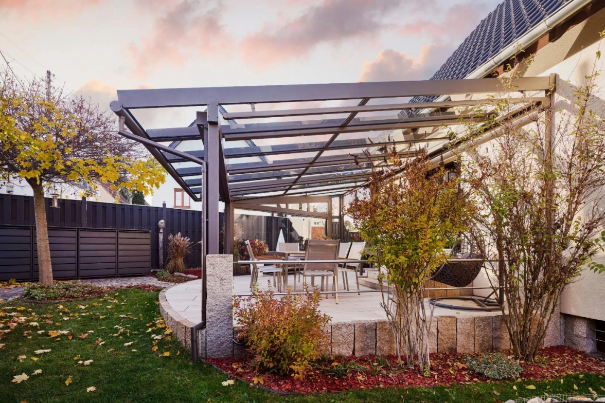 Die Firma Emken Markisen fertigt individuell gestaltete Terrassendächer an. Bild: privat