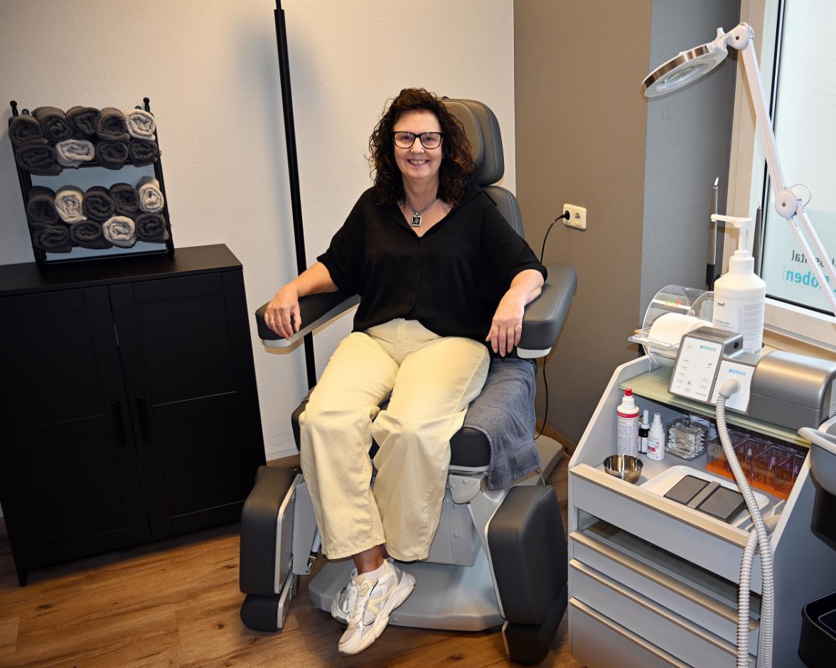 Fußpflege-Fachkraft Carmen Iltzsch wird ihre Dienste ab 1. Oktober dienstags, mittwochs und donnerstags in der Braker Physiotherapie-Praxis im St.-Bernhard-Hospital anbieten. Bild: Bultmann
