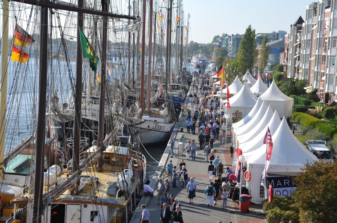 Der Kajenmarkt bietet maritime Angebote vor maritimer Kulisse. BILD: WTF/C.Ganske