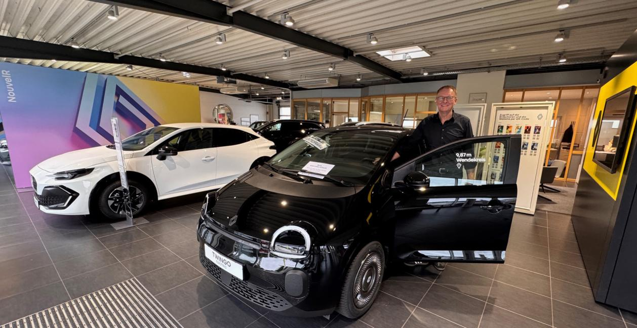 In der Ausstellungshalle stellt Josef Kläne den neuen Twingo von Renault vor.
