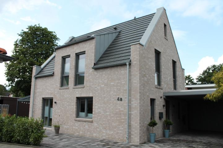 Foto 3: Satteldachhaus mit gemauerter Gaube. Bild: FEPA