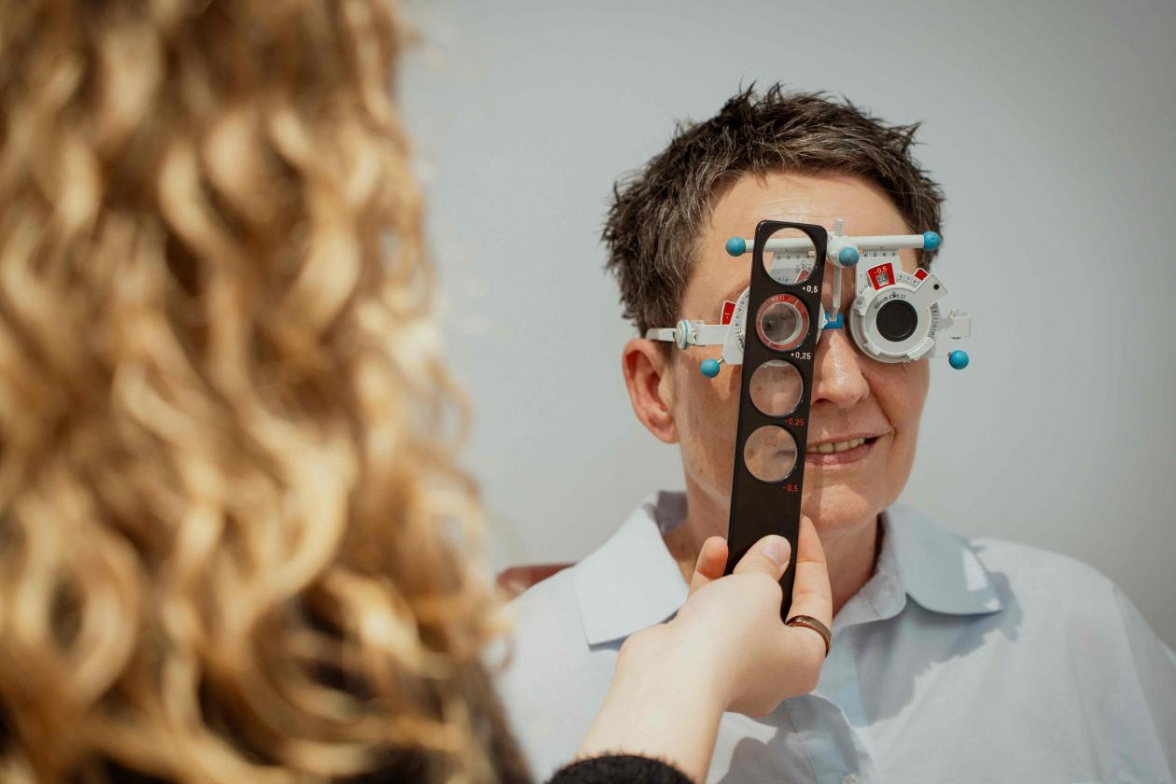 Aufgaben Von Augenoptikermeisterin Nora Eckhardt: Die Bestimmung der Sehstärken und das Erstellen eines biometrischen Sehprofils. Bild: privat