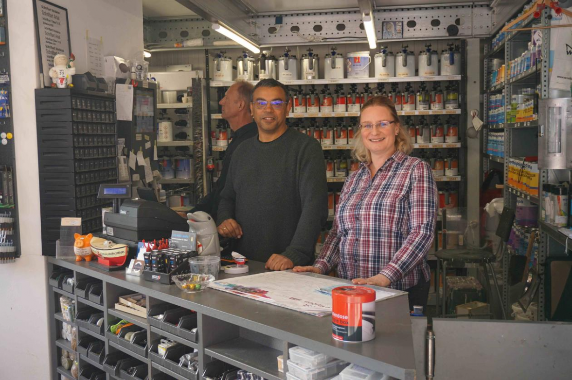 Übernehmen zum 1. November 2026 das Ruder des BFT-Fachmarktes in Varel an der Hafenstraße (vorne, von links): Michael und Annett Schmitt. Bild: Friedhelm Müller-Düring
