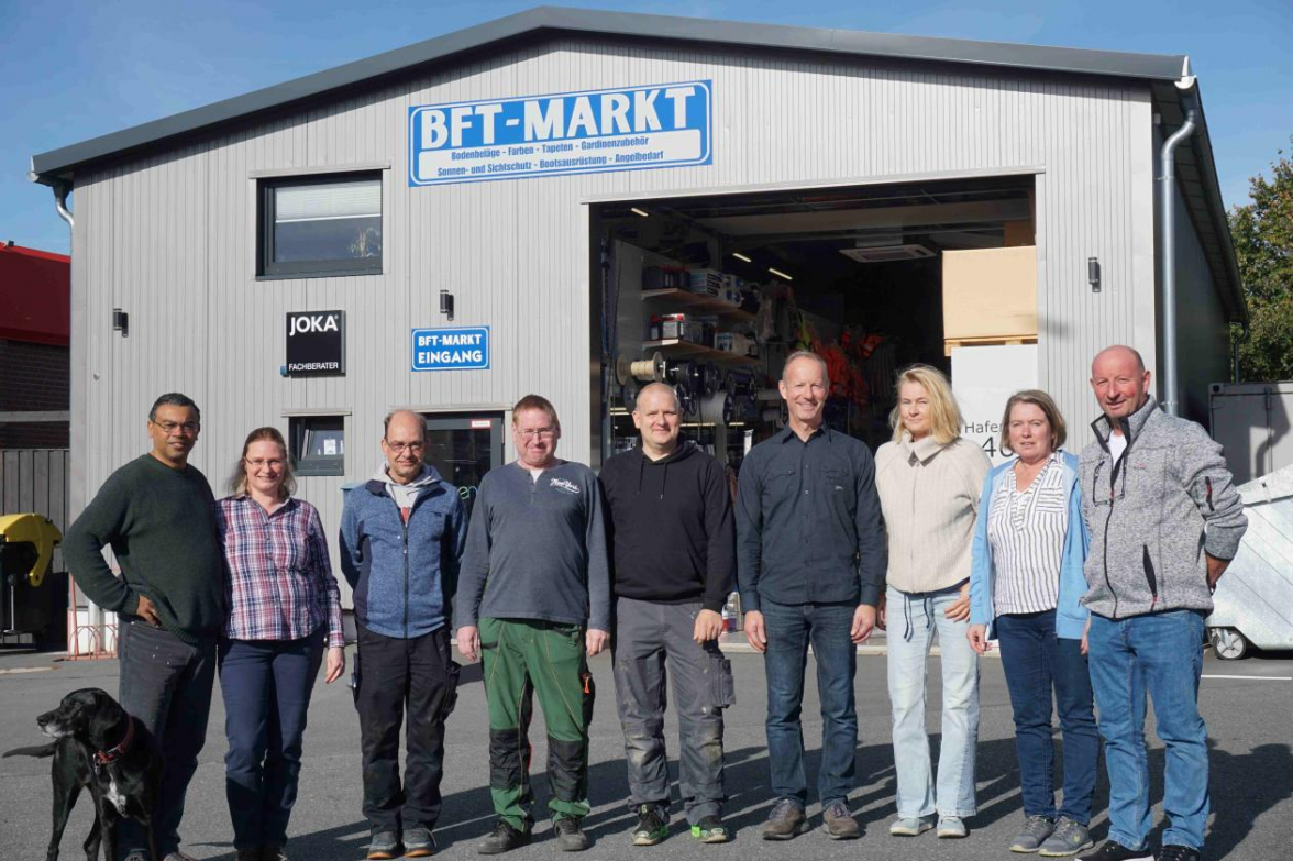 Generationswechsel mit Herzblut und Fachkompetenz (von links): Michael und Annett Schmitt mit Kira (neue Inhaberfamilie), das Mitarbeiterteam mit Andreas Schulz, Frank Kuck, Heiko Lorenz und die beiden ehemaligen Inhaberfamilien mit Jens und Birgit Behrens sowie Thea und Manfred Behrens. Bild: Friedhelm Müller-Düring