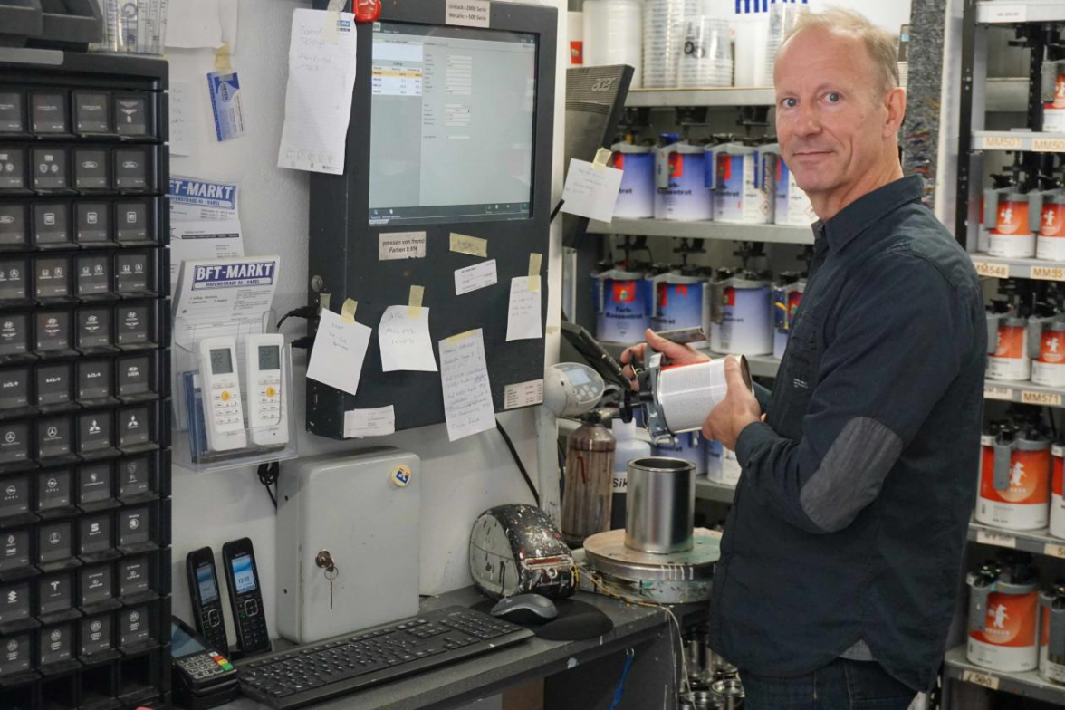 Mischt auch zukünftig für Kundinnen und Kunden Farben, Lacke, Autound Industrielacke: Jens Behrens. Bild: Friedhelm Müller-Düring
