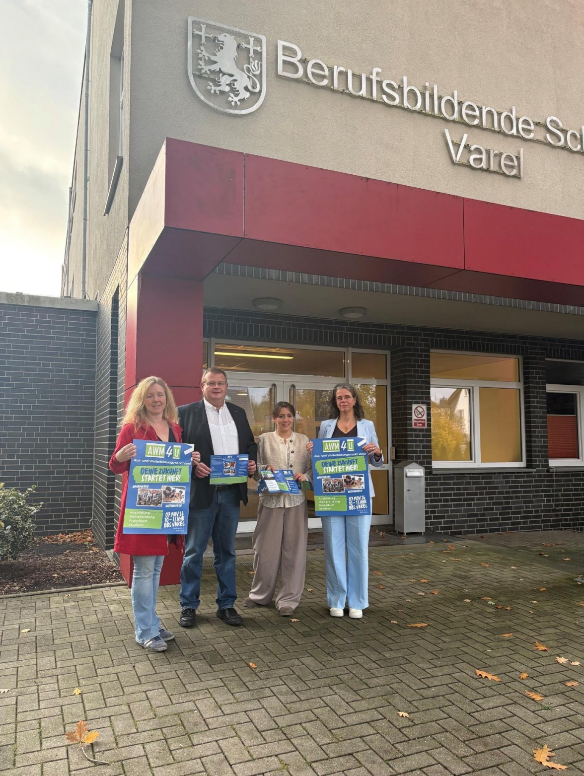 Freuen sich auf die Veranstaltung (von links) in der BBS Varel: Dr. Meike Knop (Wirtschaftsförderung Stadt Varel), Henje Oltmanns (Fachbereichsleiter BBS Varel), Juliane Oellrich (Wirtschaftsförderung Stadt Varel) und Gitta Virgin (Schulleiterin BBS Varel). BILD: Privat
