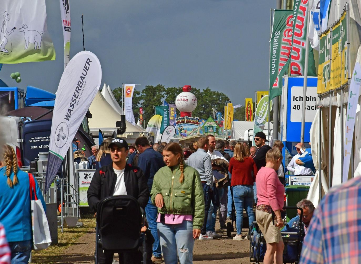 Jahr für Jahr ziehen die Landtage Nord in Wüsting als Messe rund um Landwirtschaft, Gartenund Haustechnik sowie Unterhaltung Tausende von Besucherinnen und Besuchern an.