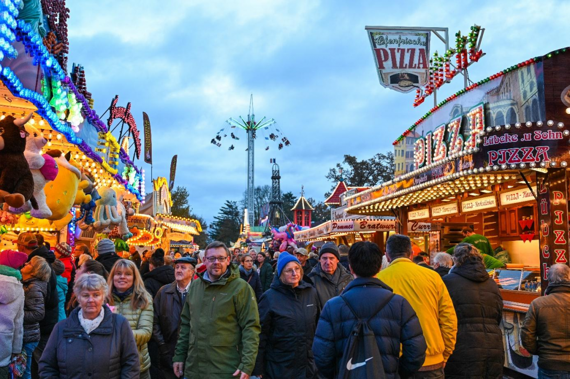 Zwischen Fahrgeschäften, Buden und bunten Ständen genießen zahlreiche Besucher das bunte Treiben auf dem Zeteler Markt.