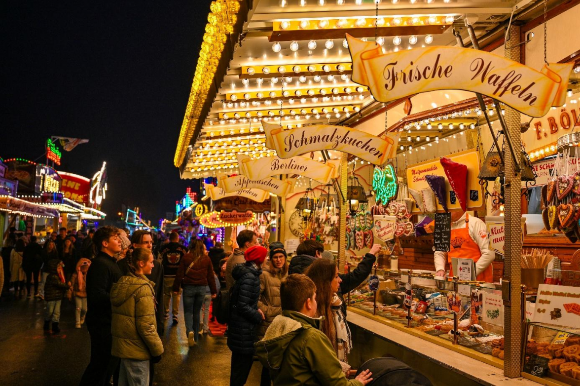 Ob Schmalzkuchen, Berliner oder andere süße Köstlichkeiten - die Buden auf dem Zeteler Markt bieten zahlreiche Leckereien für den kleinen Genuss zwischendurch.