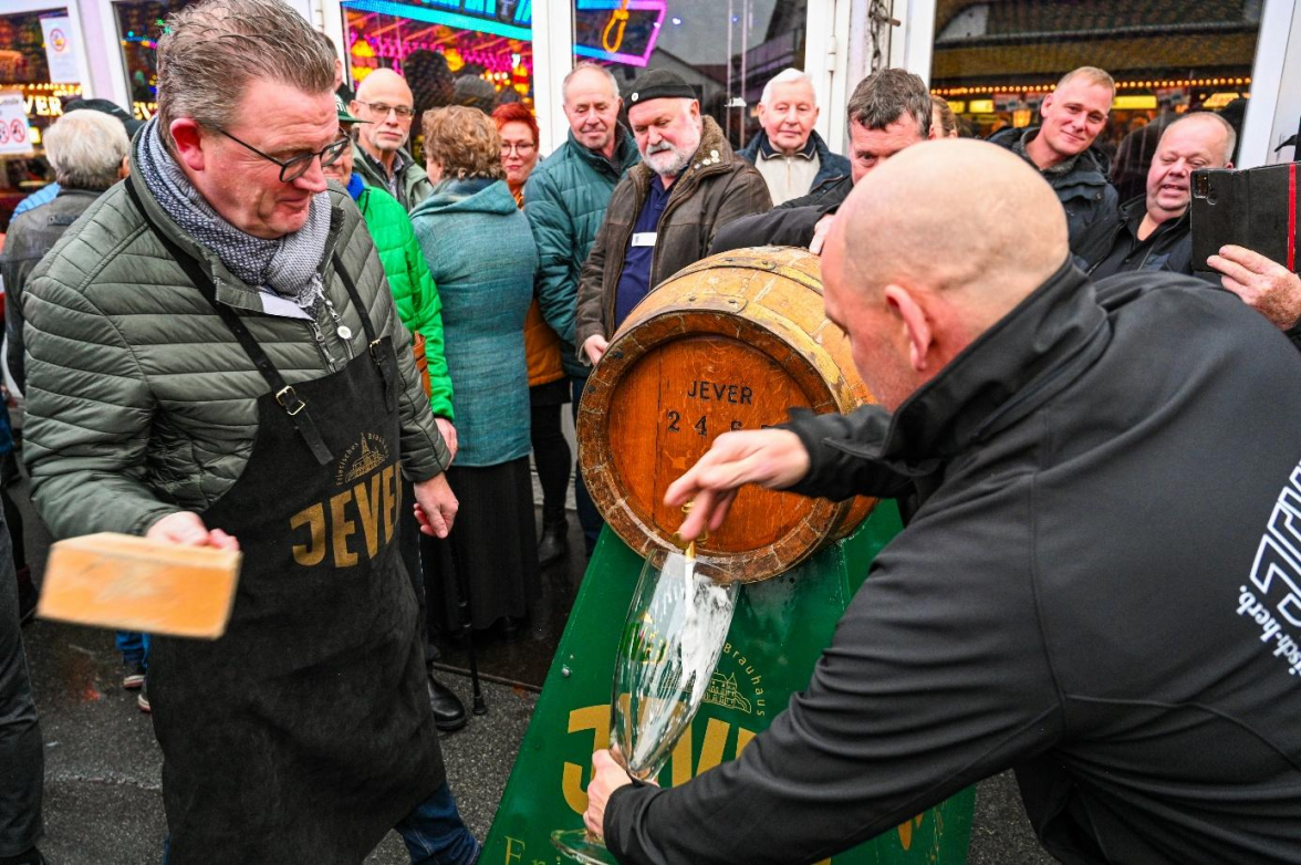 Mit dem traditionellen Fassanstich eröffnet Bürgermeister Olaf Oetken den Zeteler Markt offiziell und läutet damit fünf Tage voller Feststimmung und Unterhaltung ein.