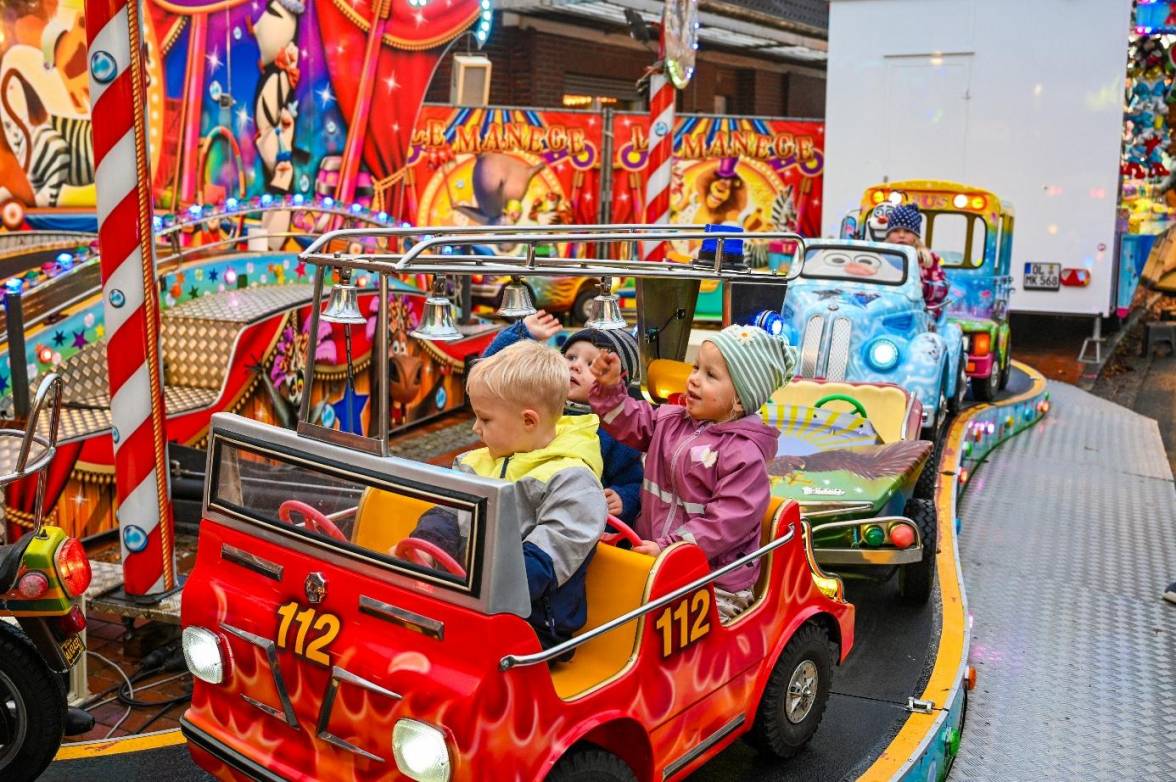Strahlende Kinderaugen gehören zum Zeteler Markt einfach dazu. Das Kinderkarussell bietet auch den jüngsten Besuchern Fahrspaß.