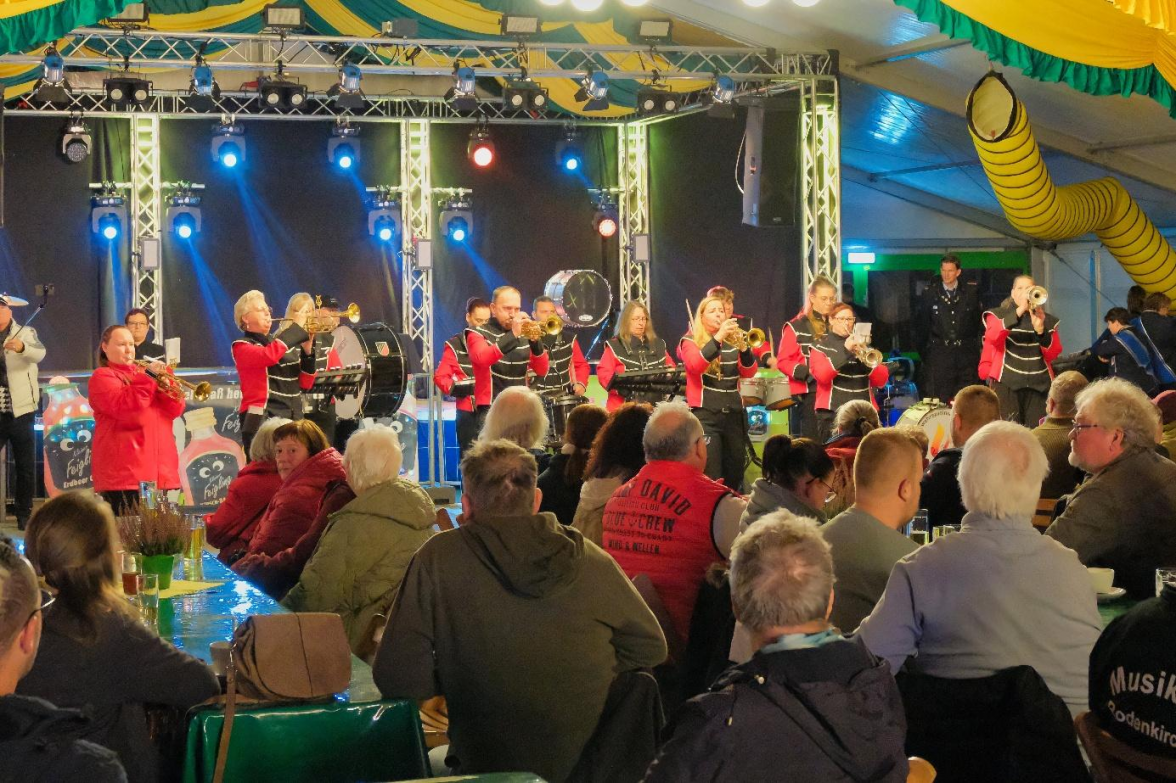 Mitreißende Rhythmen und schwungvolle Blasmusik prägen die beliebte Veranstaltung „Mit Pauken und Trompeten“ im Claassens-Festzelt und sorgen für beste Unterhaltung.
