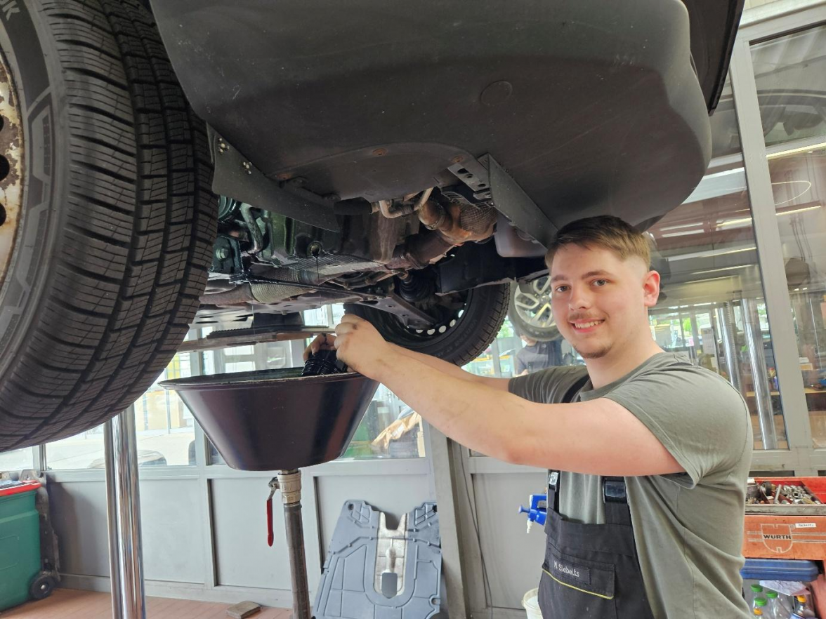 Ein regelmäßiger Ölwechsel ist Pflicht, das weiß auch Kfz-Mechatroniker Maximilian Siebelts. Bild: Melanie Jülisch