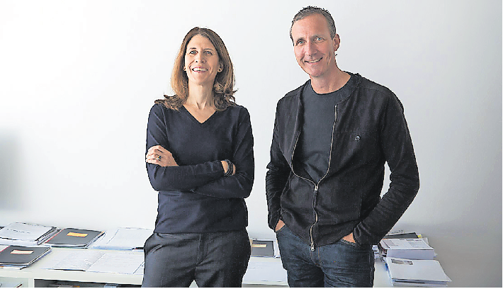 SETZEN AUF NATÜRLICHE MATERIALIEN UND JAPANISCHE HANDWERKSTRADITION: DIE BEIDEN DESIGNER MICHAEL GELDMACHER UND STEFANIE KUBANEK. FOTO: REGINA RECHT