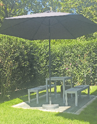 MANCHE RASENSORTEN SPRIESSEN SCHON NACH WENIGEN TAGEN UND SIND NACH ETWA VIER WOCHEN VORSICHTIG MÄHBEREIT.