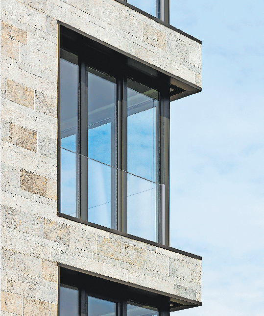 ABSTURZSICHERUNGEN AUS GLAS FÜGEN SICH UNAUFFÄLLIG IN DIE FASSADE EIN. FOTO: SCHÜCO