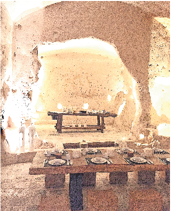 KEINE GERADE LINIE UND VIELLEICHT DESHALB SO ATMOSPHÄRISCH: EIN DINNER IM HOTEL „PALAZZOTTO RESIDENCE & WINERY“ MIT MASSIVEN HOLZTISCHEN UND SITZEN AUS MONOBLOCKEN IST EIN ERLEBNIS.