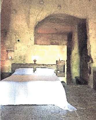 WENN DIESE MAUERN REDEN KÖNNTEN: DIESE SUITE IM LUXUSHOTEL „SEXTANTIO LE GROTTE DELLA CIVITÀ“ ERINNERT AN DIE EINZIGARTIGE VERGANGENHEIT DES ORTES IN DER BASILIKATA.