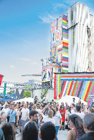 DAS „SUGAR MOUNTAIN“ IN OBERSENDLING: HIER WURDE EIN ALTES BETONWERK ZUM ORT FÜR HAPPENINGS UND SPORT. FOTOS: SUGAR MOUNTAIN UG