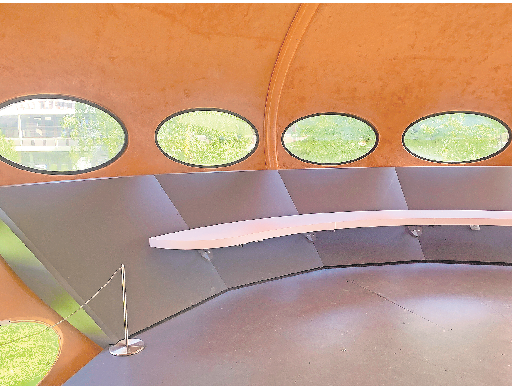 AUSSEN HUI, INNEN UI: EINE RUNDUM VERLAUFENDE SITZBANK DURCHZIEHT DEN KREISFÖRMIGEN RAUM, DIE MIT GLASFASER VERSTÄRKTEN SEGMENTE SIND GUT SICHTBAR. FOTO: FRANZISKA HORN