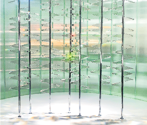 DIE F&Uuml;R DIE OSRAM-WERKE GESCHAFFENE PRISMENPLASTIK DES K&Uuml;NSTLERS ALOYS F. GANGKOFNER STAMMT VON 1965 UND EVOZIERT FARBIGE REFLEXE, DIE DURCH DAS BRECHEN VON LICHT ENTSTEHEN. FOTO: FRANZISKA HORN