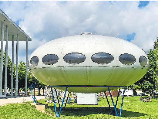 VÖLLIG LOSGELÖST, IM URBANEN KONTEXT: DESIGNFANS FINDEN DAS „FUTUROHAUS“ VON MATTI SUURONEN NEBEN DER PINAKOTHEK DER MODERNE IM KUNSTAREAL MÜNCHEN. FOTO: FRANZISKA HORN
