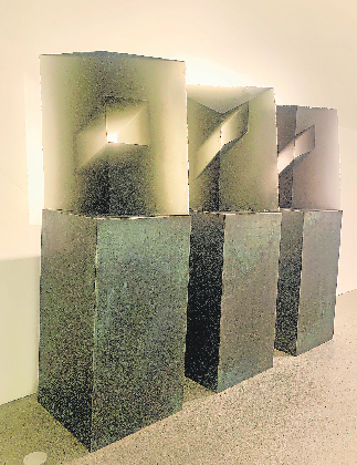 DIE DREITEILIGE GUSSGLASPLASTIK DES TSCHECHISCHEN K&Uuml;NSTLERDUOS LYBENSKI BRYCHTOVA SPIELT GEKONNT MIT GEOMETRISCHEN PERSPEKTIVEN. FOTO: FRANZISKA HORN