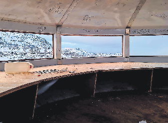RUNDUMSICHT GARANTIERT! BLICK INS INNERE MIT UMLAUFENDER TISCHFLÄCHE UND KÜHNEM AUSBLICK AUF BERGE UND FJORDLANDSCHAFT. FOTO: CHRISTOF WOLTERSDORF