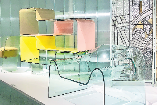 WOHNEN MIT GLAS AUS DIVERSEN DEKADEN: MODULARES REGAL VON KARIM RASHID, SESSEL VON CINI BOERI UND EIN DETAILREICHER PARAVENT VON 1930. FOTO: FRANZISKA HORN