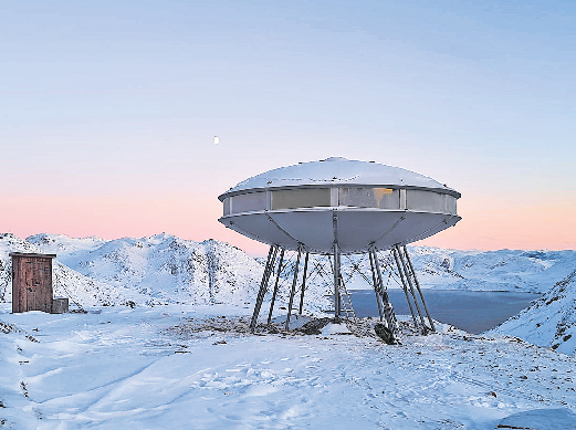 IN FREIER WILDBAHN: EIN KLOHÄUSL KOMPLETTIERT DAS QUARTIER, DAS IM WINTER AUF SKIERN ODER MIT HUNDESCHLITTEN ERREICHBAR IST. FOTO: CHRISTOF WOLTERSDORF
