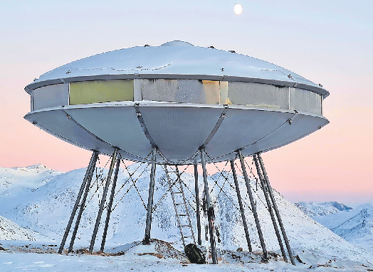 MIT DRAHTSEILEN VERSPANNTE STELZEN GEBEN DEM GRÖNLÄNDISCHEN UFO-BIWAK HALT, DIE EINSTIEGSLUKE BEFINDET SICH AN DER UNTERSEITE. FOTO: CHRISTOF WOLTERSDORF