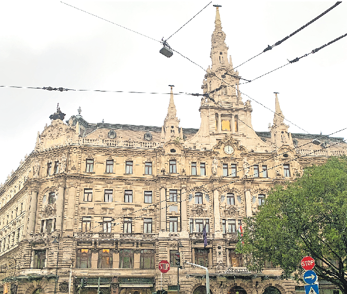 AUSSEN MARMORFASSADE MIT UHRTURM, INNEN SÄULEN, KRONLEUCHTER UND FRESKEN: DAS FÜNF-STERNE-HAUS „ANANTARA NEW YORK PALACE BUDAPEST“ LÄSST VERGANGENE EPOCHEN AUFERSTEHEN.