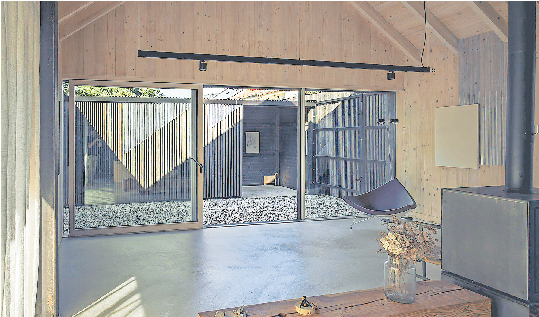 MIT DER SERIE „SINUS“ ENTSTAND EIN KÜNSTLERISCHES GESAMTKONZEPT, DAS MIT DER ARCHITEKTUR UND DEM NATÜRLICHEN LICHTEINFALL INTERAGIERT.