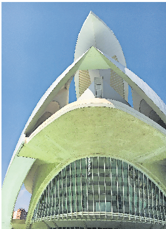 WIE EIN GIGANTISCHES HAIFISCHMAUL ÖFFNET SICH DAS „PALAU DE LES ARTS DE REINA SOFIA“ NACH SÜDOSTEN. FOTO: W. SEIPP
