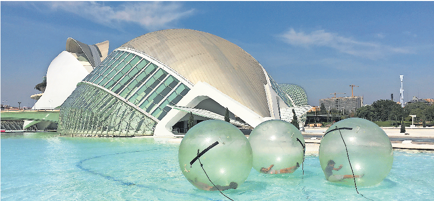 DAS „L'OCEANOGRAFIC“ GILT ALS GRÖSSTES AQUARIUM EUROPAS. DER ARCHITEKT UND PIONIER IM BETONSCHALENBAU, FELIX CANDELA, WAR KURZ VOR DER EINWEIHUNG 1997 GESTORBEN. FOTO: W. SEIPP