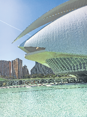 VON DER SEITE IST GUT ZU ERKENNEN WIE WEIT DAS DACH DES OPERNHAUSES SICH FREI SCHWEBEND ÜBER DAS GEBÄUDE NEIGT. FOTO: W. SEIPP