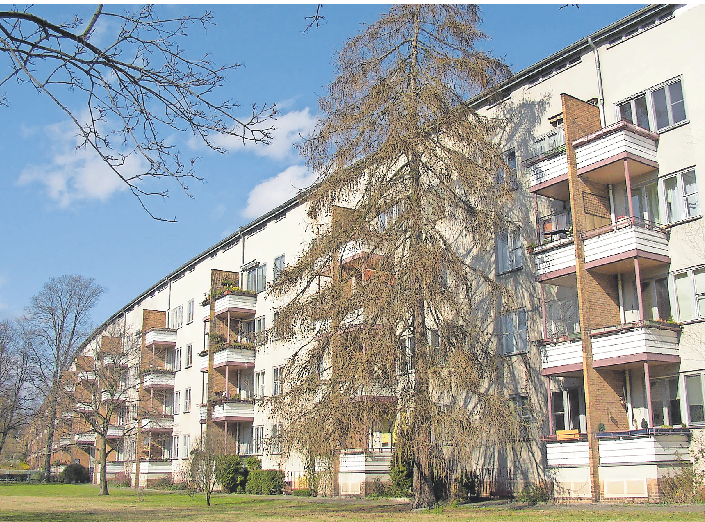 BEI ALLEN HÄUSERN DER SIEMENSSTADT FALLEN DIE REICHE BEFENSTERUNG UND DIE OBLIGATEN BALKONE AUF - WIE HIER IM„LANGEN JAMMER“ VON OTTO BARTNING. FOTO: WIKIMEDIA / DORISANTONY