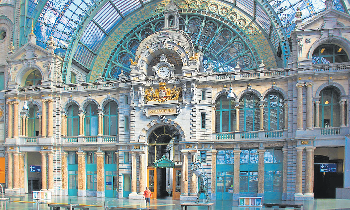 BEI DER GESTALTUNG DER EMPFANGSHALLE FLOSSEN ELEMENTE VON RÖMISCHER BAUKUNST UND BELGISCHEM JUGENDSTIL EIN.
