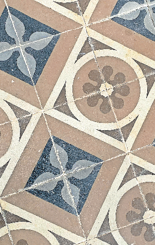 FLORAL INSPIRIERTE MUSTER IN ZURÜCKHALTENDEN NATURTÖNEN DER BODENFLIESEN VERWEISEN AUF DIE NAHE MEDITERRANE NATUR.