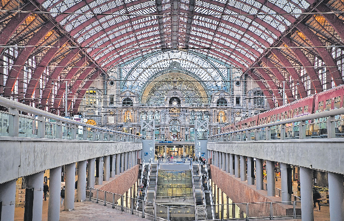ZWEI NEUE UNTERGESCHOSSE UND EINE UNTERTUNNELUNG DES BAHNHOFES WURDEN DURCH DAS GESTIEGENE VERKEHRSAUFKOMMEN NOTWENDIG. FOTOS: PIXABAY