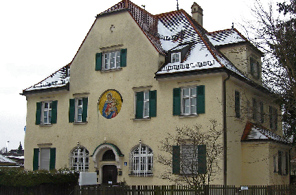 DAS PFARRHAUS IN DER MÜNCHNER RAMERSDORFER STRASSE 6 FOLGT DEM TYPUS DER FEUDALEN LANDVILLEN.   FOTO: WIKIMEDIA / RUFUS46 