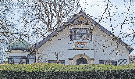 1890 KAUFTE OSTENRIEDER EINEN BAUERNHOF AM WESSLINGER SEE AM UFER WEG 2 UND BAUTE IHN ZU EINER SOMMERRESIDENZ UM. DAS OBLIGATORISCHE TÜRMCHEN UND DER ERKER DURFTEN AUCH HIER NICHT FEHLEN.  FOTO: PALMER