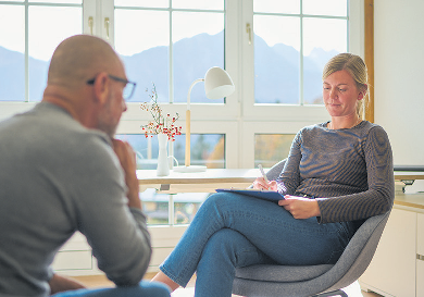 Zeit für Therapie und Diagnostik: Die hochfrequente Einzeltherapie schafft Raum, persönliche Muster zu verstehen und individuelle Ursachen zu erkennen.
