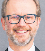 „Viele Patientinnen und Patienten kommen mit dem Gefühl zu uns, nur noch zu funktionieren. Sie waren über Jahre leistungsfähig und haben Belastungen kompensiert, bis die bisherigen Strategien nicht mehr greifen. Hier lohnt sich ein genauer Blick auf die individuelle Geschichte hinter der Erschöpfung“, Dr. med. Alexander Jatzko, Chefarzt der CuraMed Privatklinik Stillachhaus