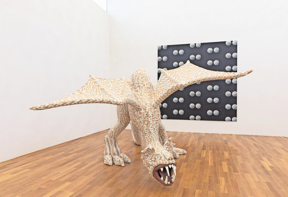 INSTALLATION VON SARAH LUCAS IN DER AUSSTELLUNG „TAPETENWECHSEL“ IM NEUEN MUSEUM NÜRNBERG. FOTO: THOMAS DASHUBER