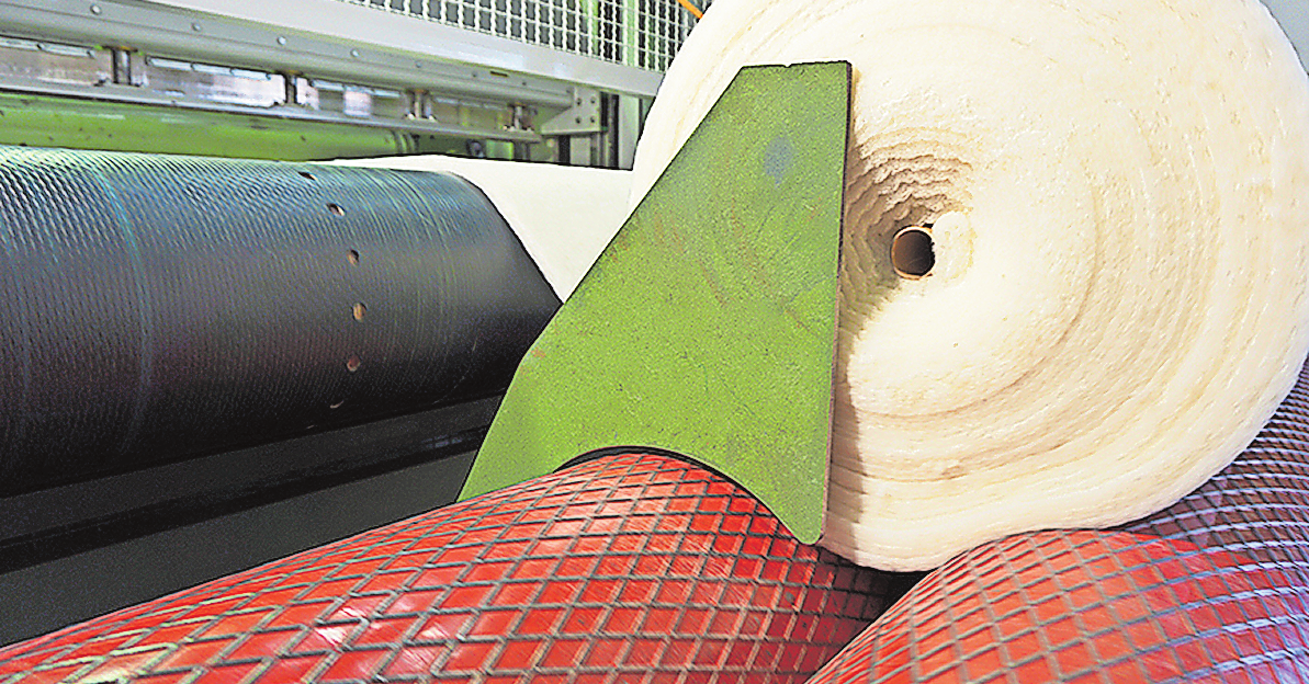 VOM TIER ZUM MENSCH: AUF DEM WICKLER VERDICHTEN SICH DIE WOLLENEN VLIESSTOFFE INDUSTRIELL ZU METERDICKEN ROLLEN. FOTO: LAVALAN