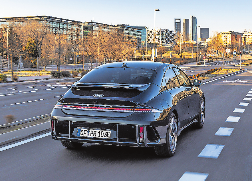 Heck in Entenschnabel-Optik: Ioniq 6. Das Coupé hat einen Technik-Bruder, den Ioniq 5. Fotos: Hyundai