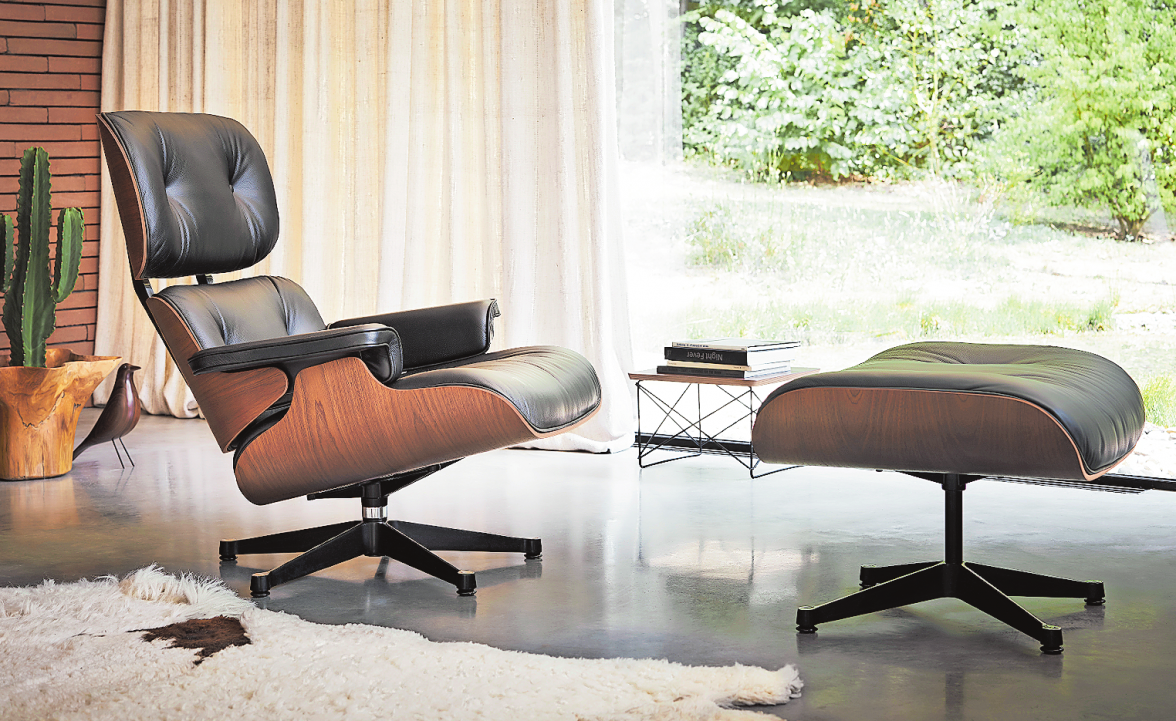 SCHON SEIT DEN 1950ER-JAHREN IST DER „EAMES LOUNGE CHAIR“ EINE ZIERDE FÜR JEDES WOHNZIMMER, VOR ALLEM AUCH IN DER KOMBINATION MIT DEM PASSENDEN OTTOMAN.