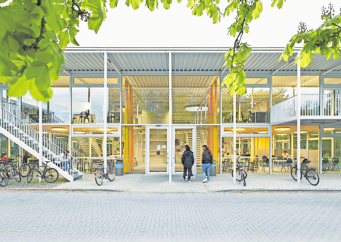 DAS STUDIERENDENHAUS DER TU BRAUNSCHWEIG VERMITTELE TRANSPARENZ UND FÖRDERE BEGEGNUNGEN UND TEAMARBEIT, HEISST ES IN DER BEGRÜNDUNG DER JURY. FOTO: IWAN BAAN