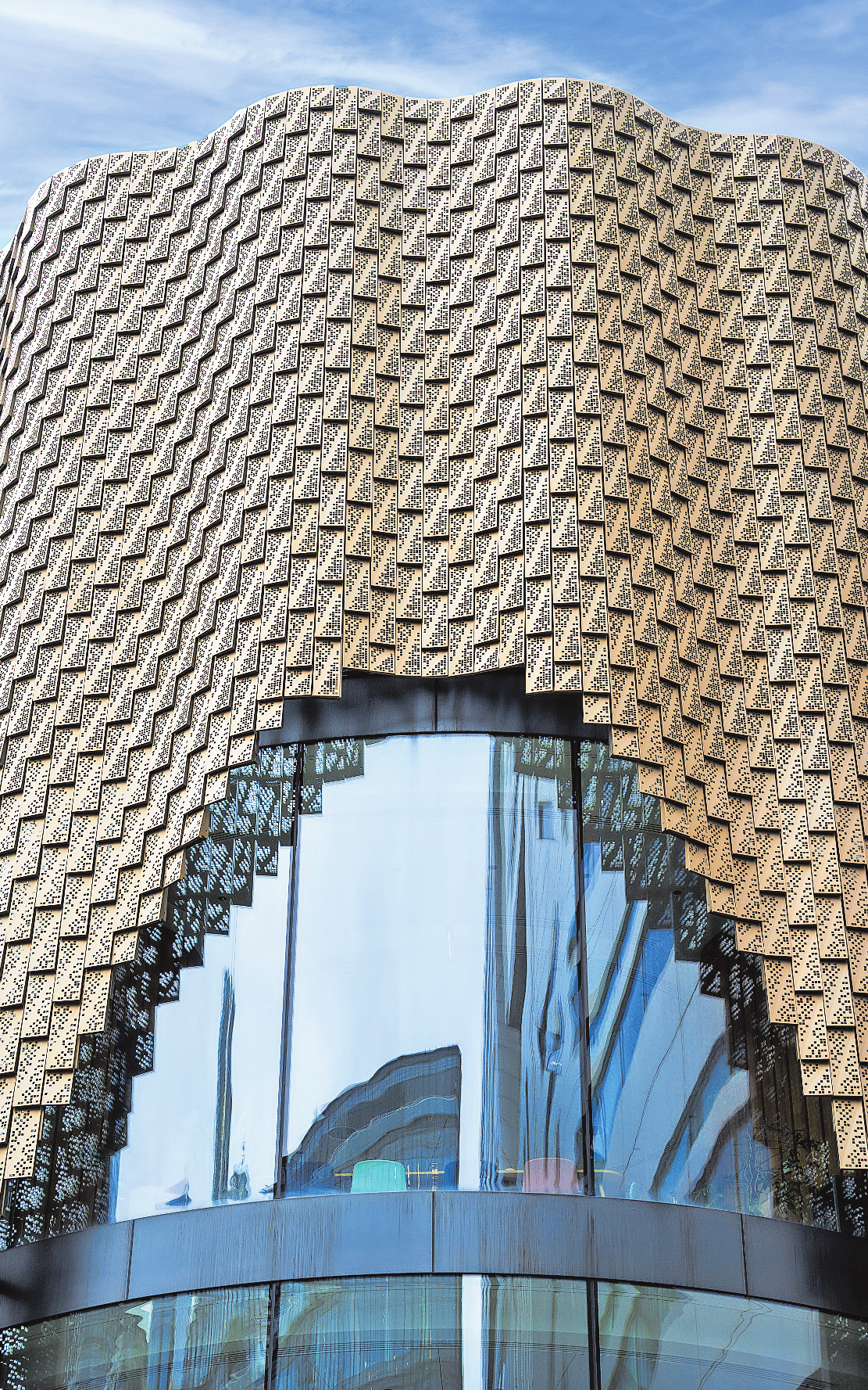 BROADGATE 3 LONDON: DIE FASSADE DES ZYLINDERFÖRMIGEN GEBÄUDES WURDE MIT ALUMINIUMSCHINDELN VERKLEIDET. FOTO: SPEIRA